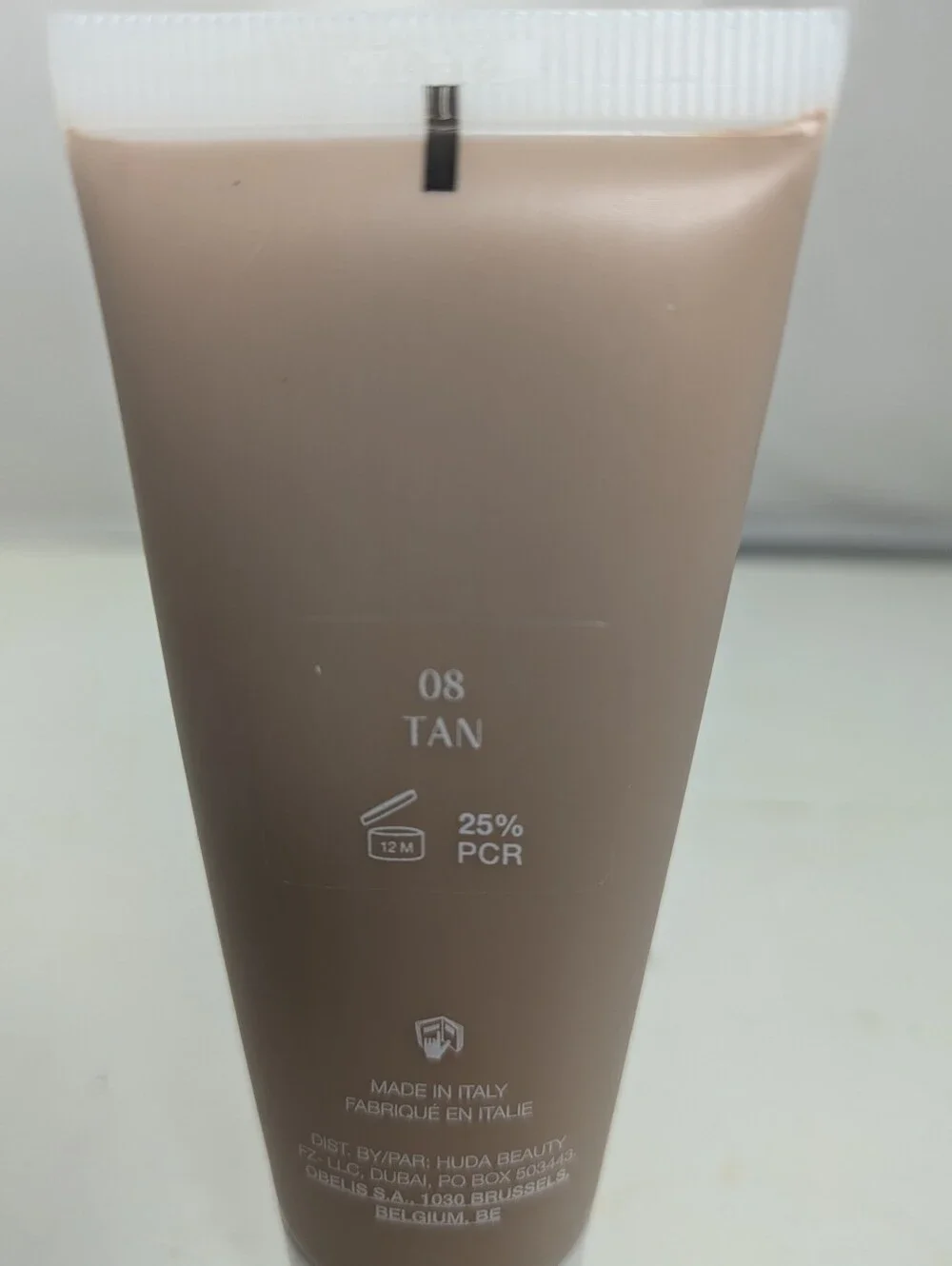 HUDA BEAUTY lightweight tinted